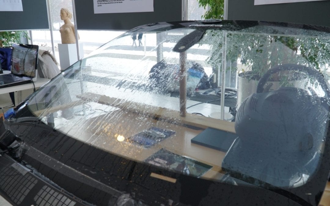 ¿Cómo afecta el agua caliente a un parabrisas?