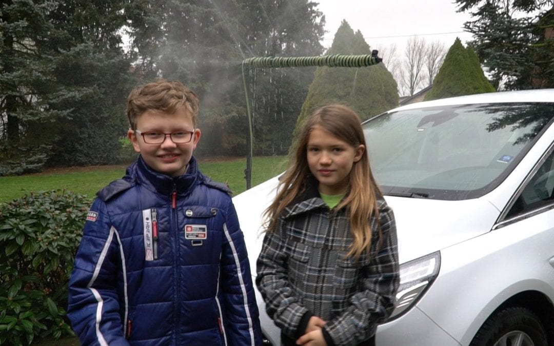Cuando dos niños inventaron un sistema ingenioso para limpiar los parabrisas