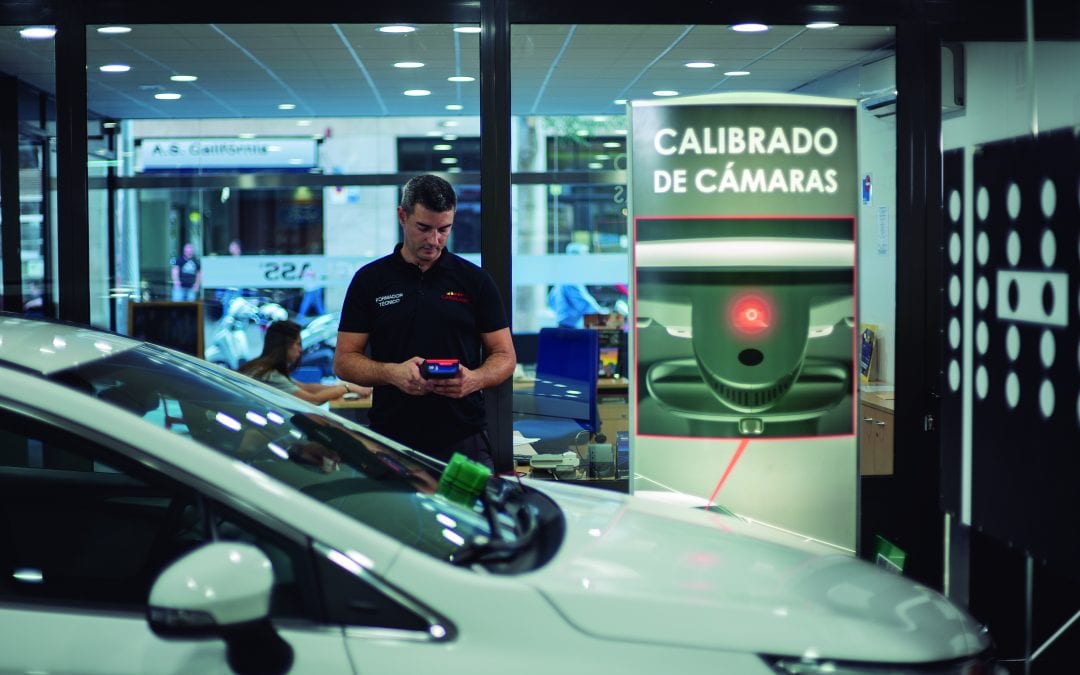 ¿Cuánto cobrar por una recalibración ADAS?